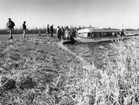 843375 Afbeelding van enkele medewerkers van Provinciale Waterstaat bij en op een rondvaartboot, tijdens een excursie ...